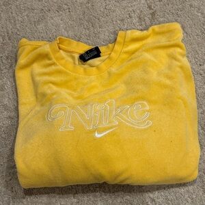 Vintage retro Nike Women's Yellow Crop sweatshirt